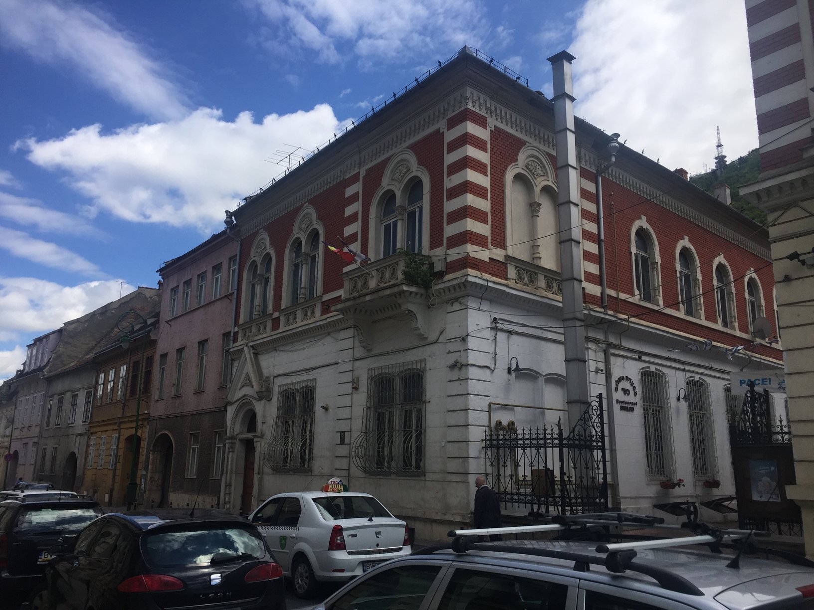   the building next to it to the synagogue