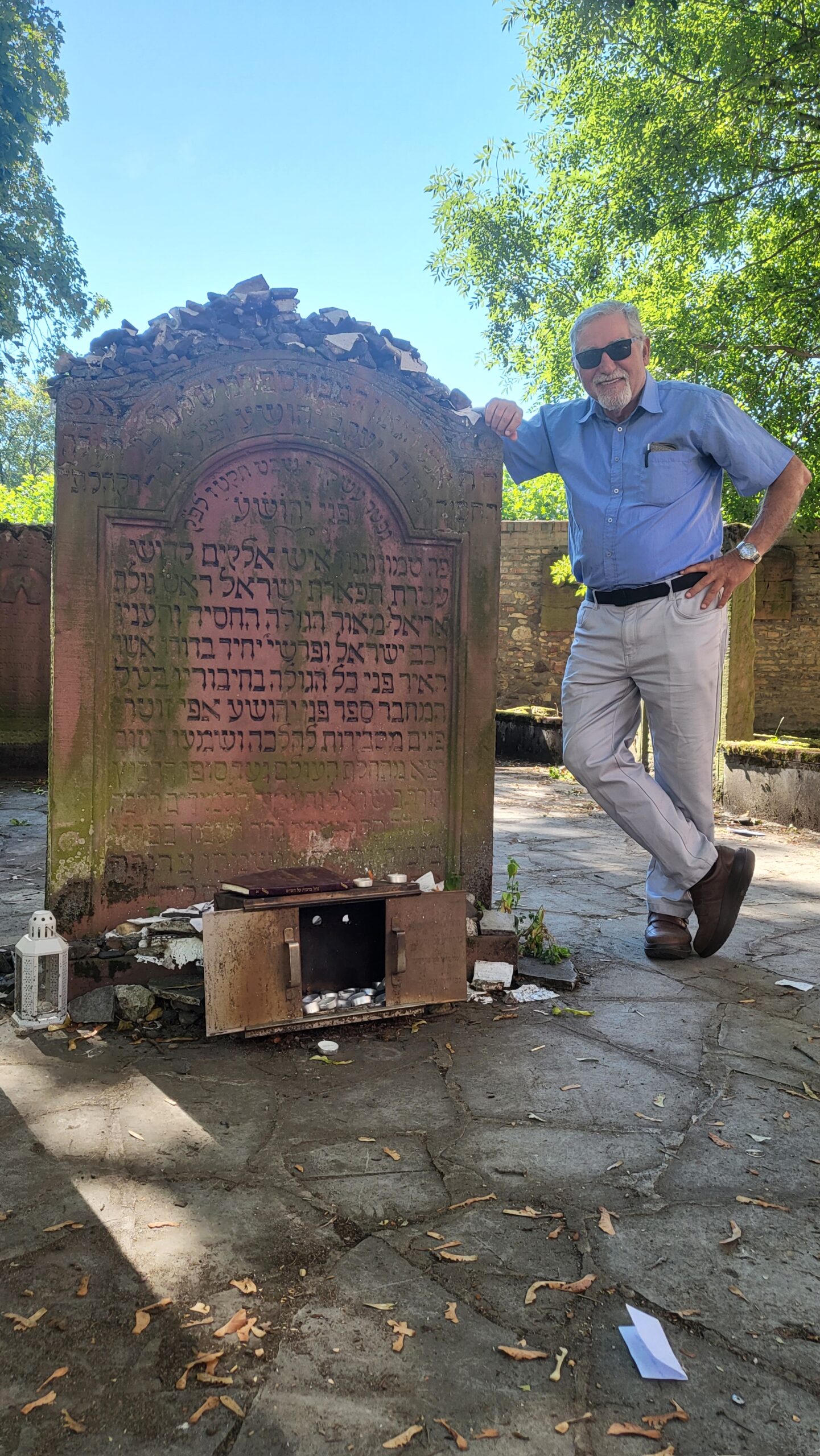 Pnei Yehoshua grave in Frankfurt- garvastones at Frankfurt Jewish cenetery