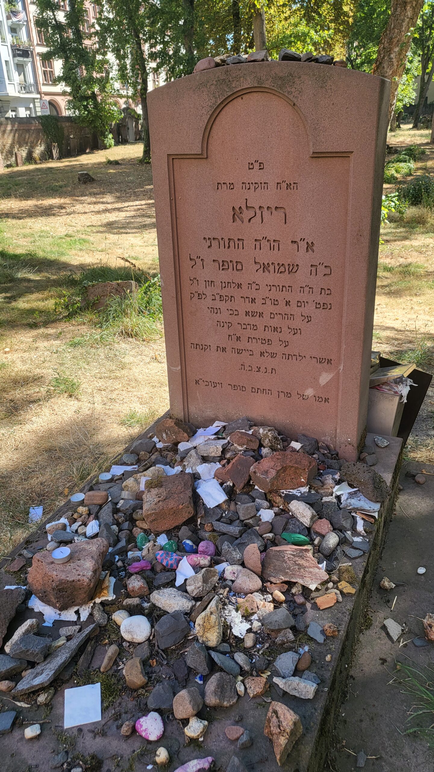 tombstone of Rebbetzin Rizl Sofer