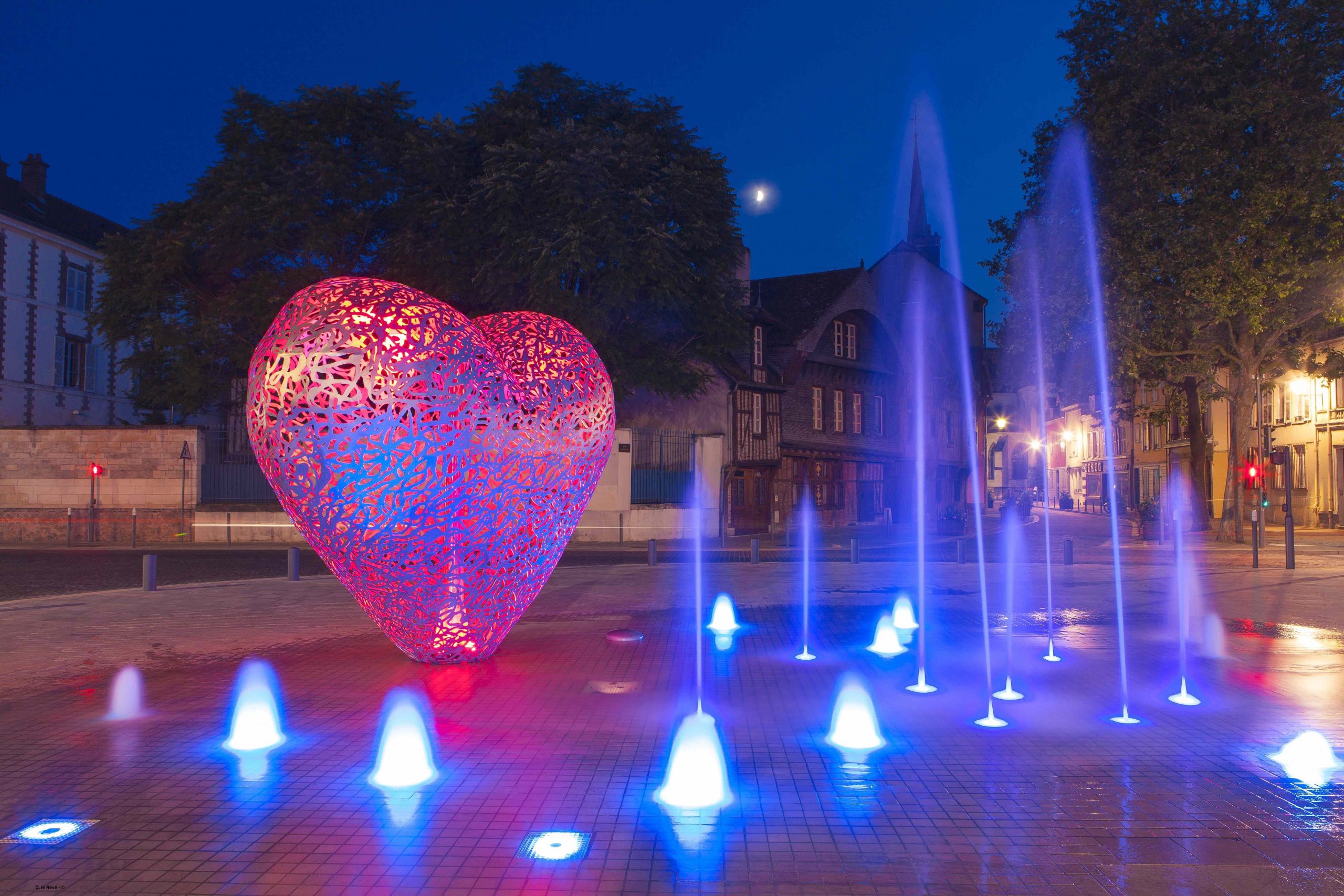 statue of heart.