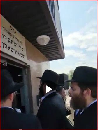 הכניסה לאוהל על קברו של האדמור