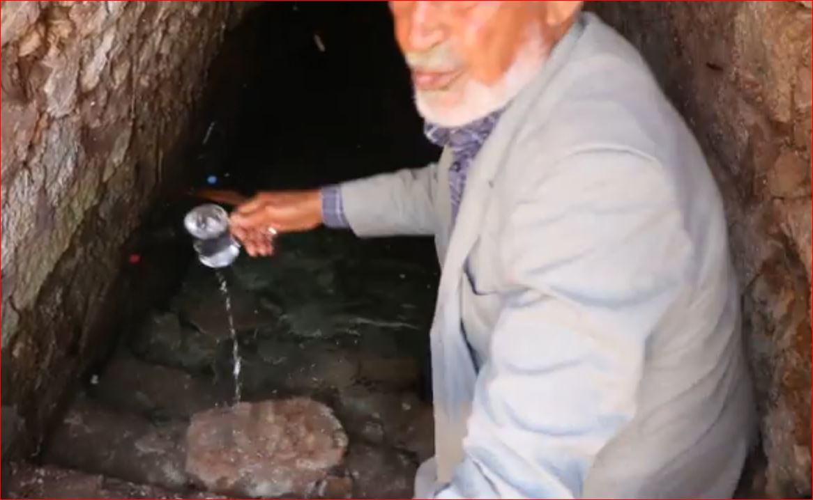 ראש עיריית חרן דולה מים מהבאר כדי להשקות אותי
