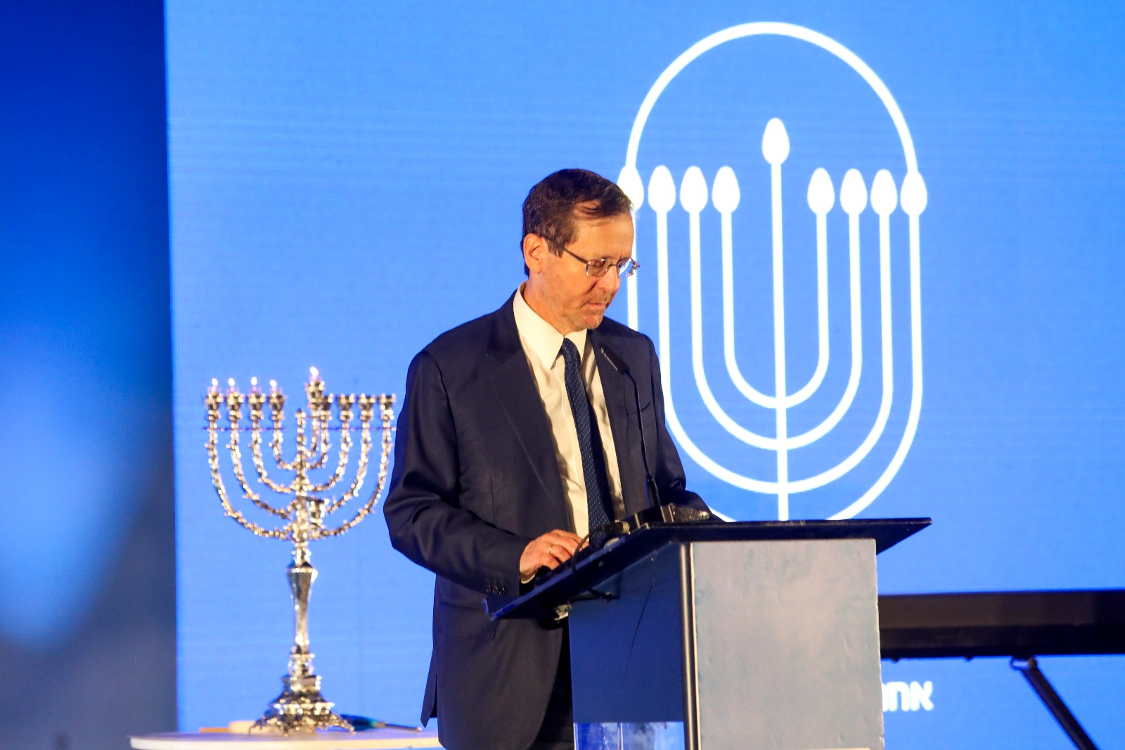 El Al Produced The Longest Candle Lighting Chain In The World World el-al-produced-the-longest-candle-lighting-chain-in-the-world-world