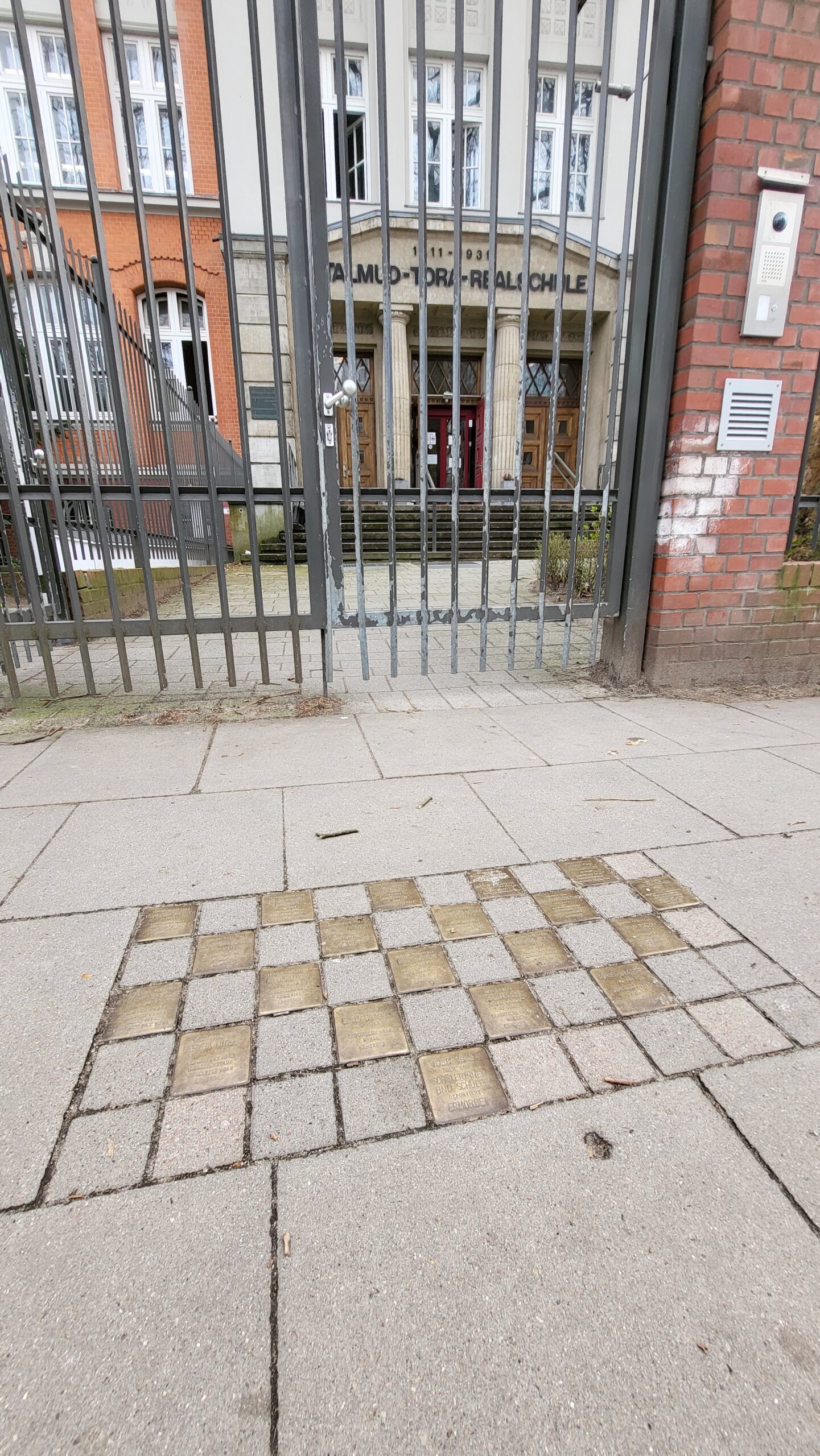 outside the jewish school in Hmaburg