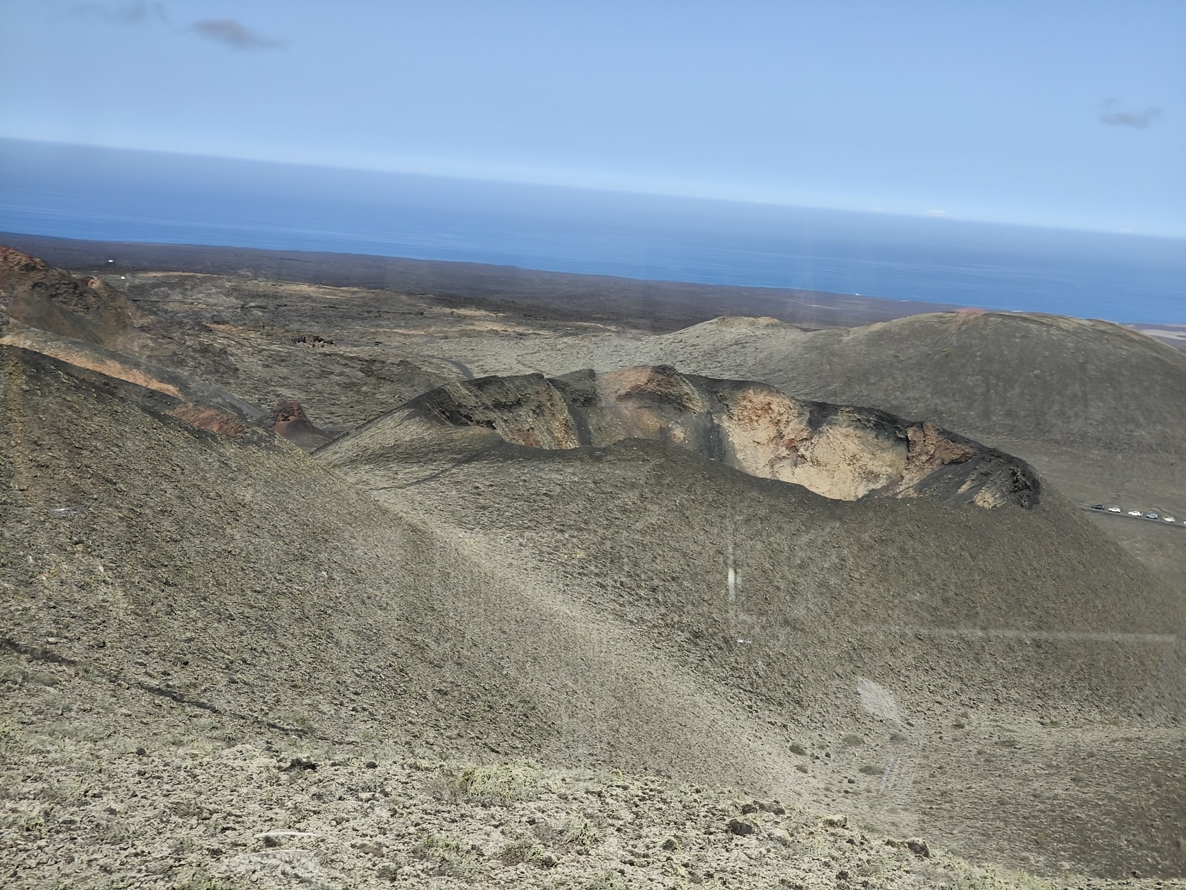מכתש של אחד מהרי הגעש הרבים באי