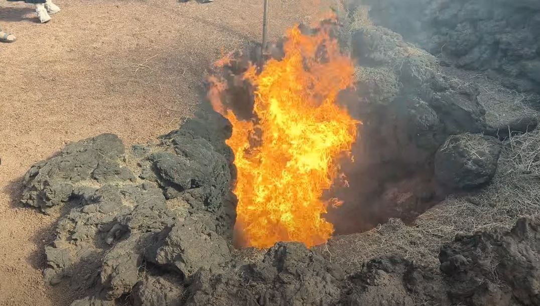 אש בוקעת מהאדמה בפארק טימאנפיה
