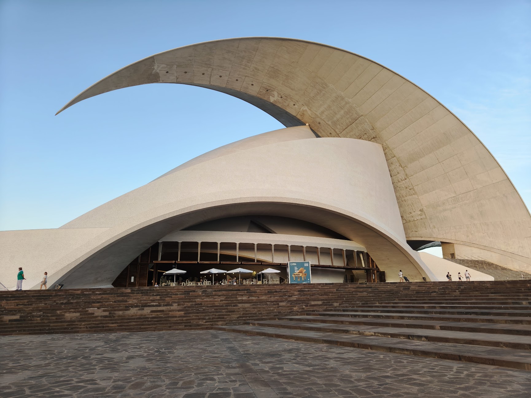 2.	מבנה Auditorio de Tenerife על רקע האוקיינוס 