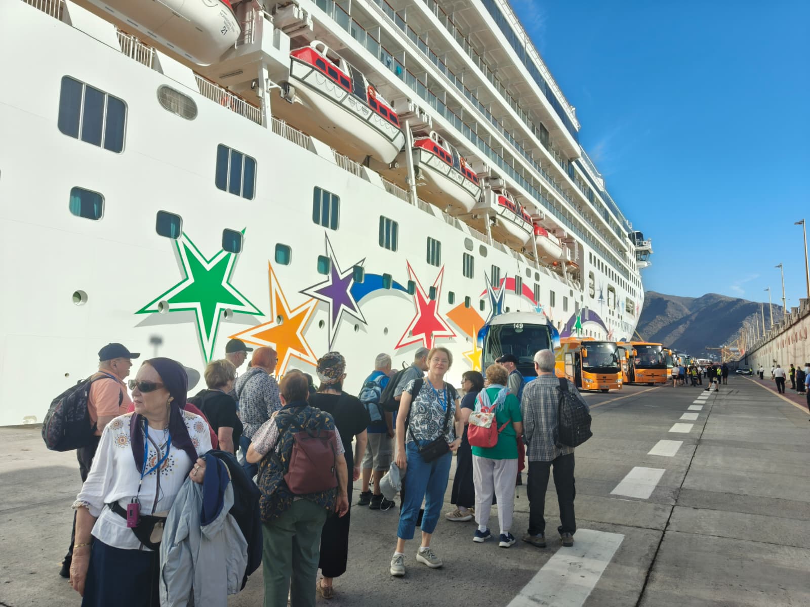 1.	נמל סנטה קרוז דה טנריף עם ספינת קרוז 