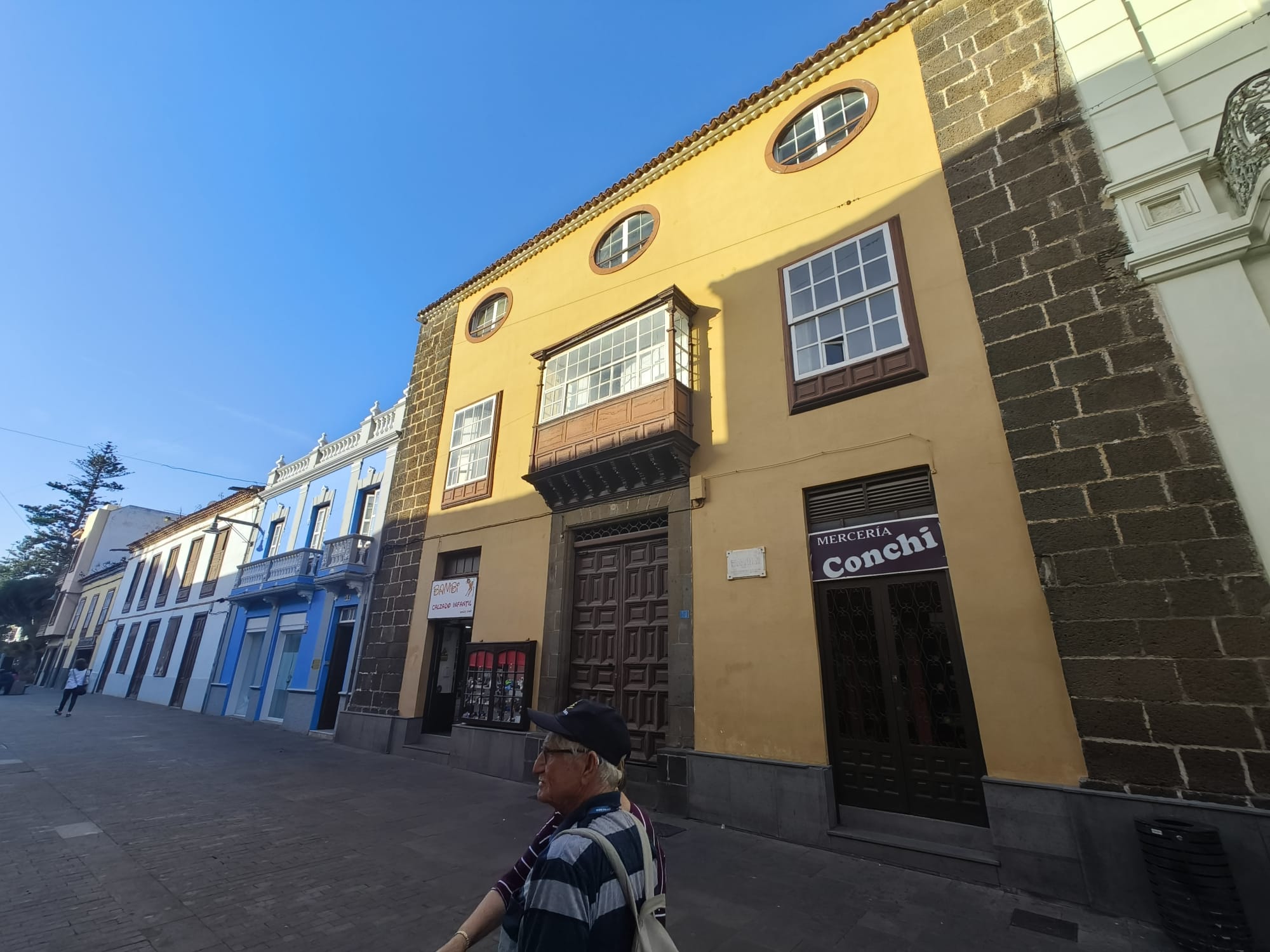 3.	מרפסות עץ מסורתיות בטנריף 