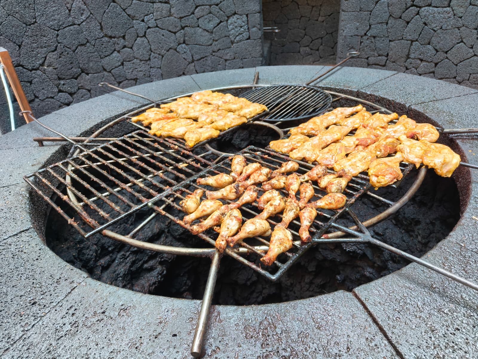 8.	“מנגל” טבעי מהאדמה בלנזרוטה 