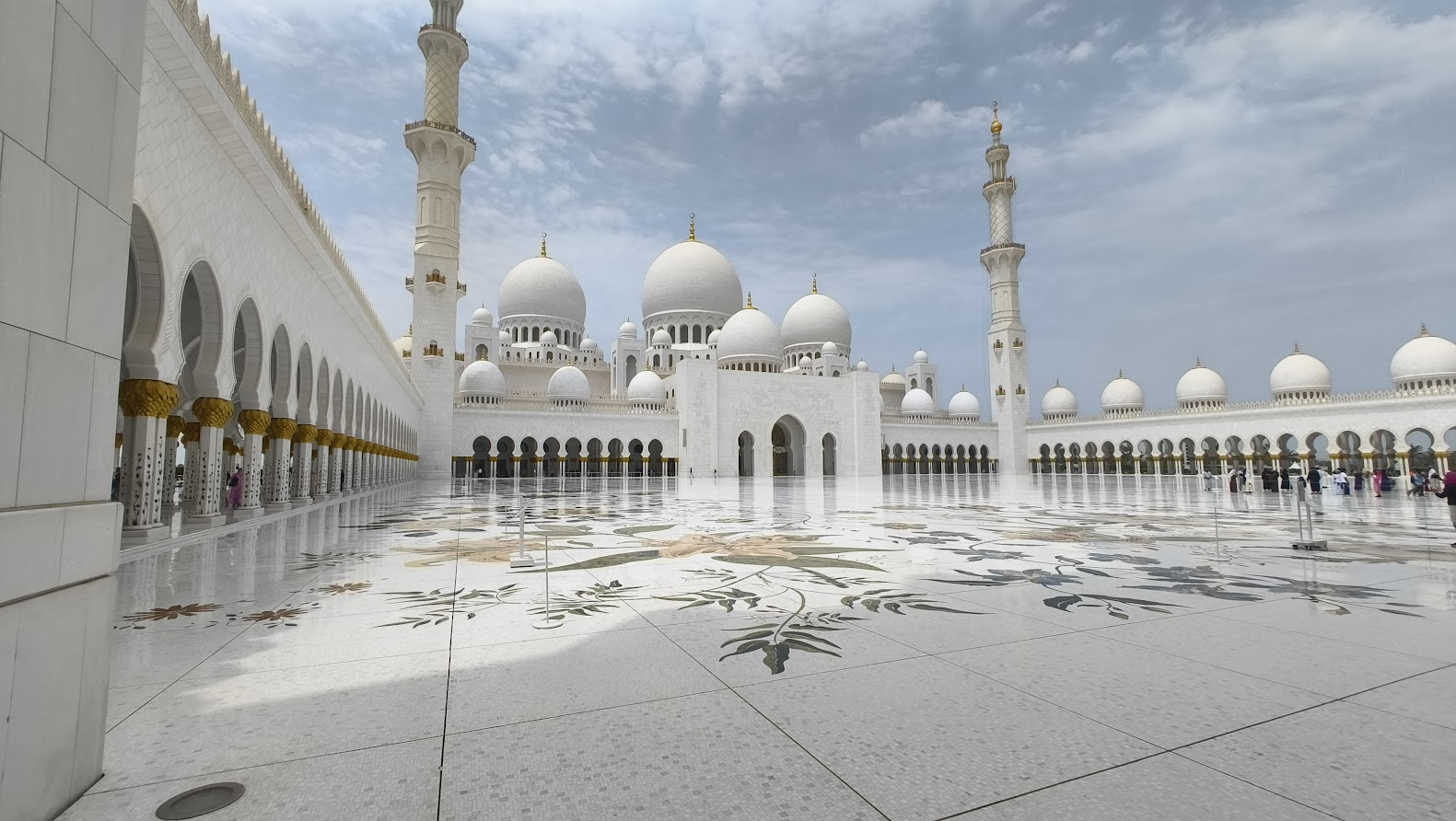 • מסגד השייח' זאייד אבו דאבי 