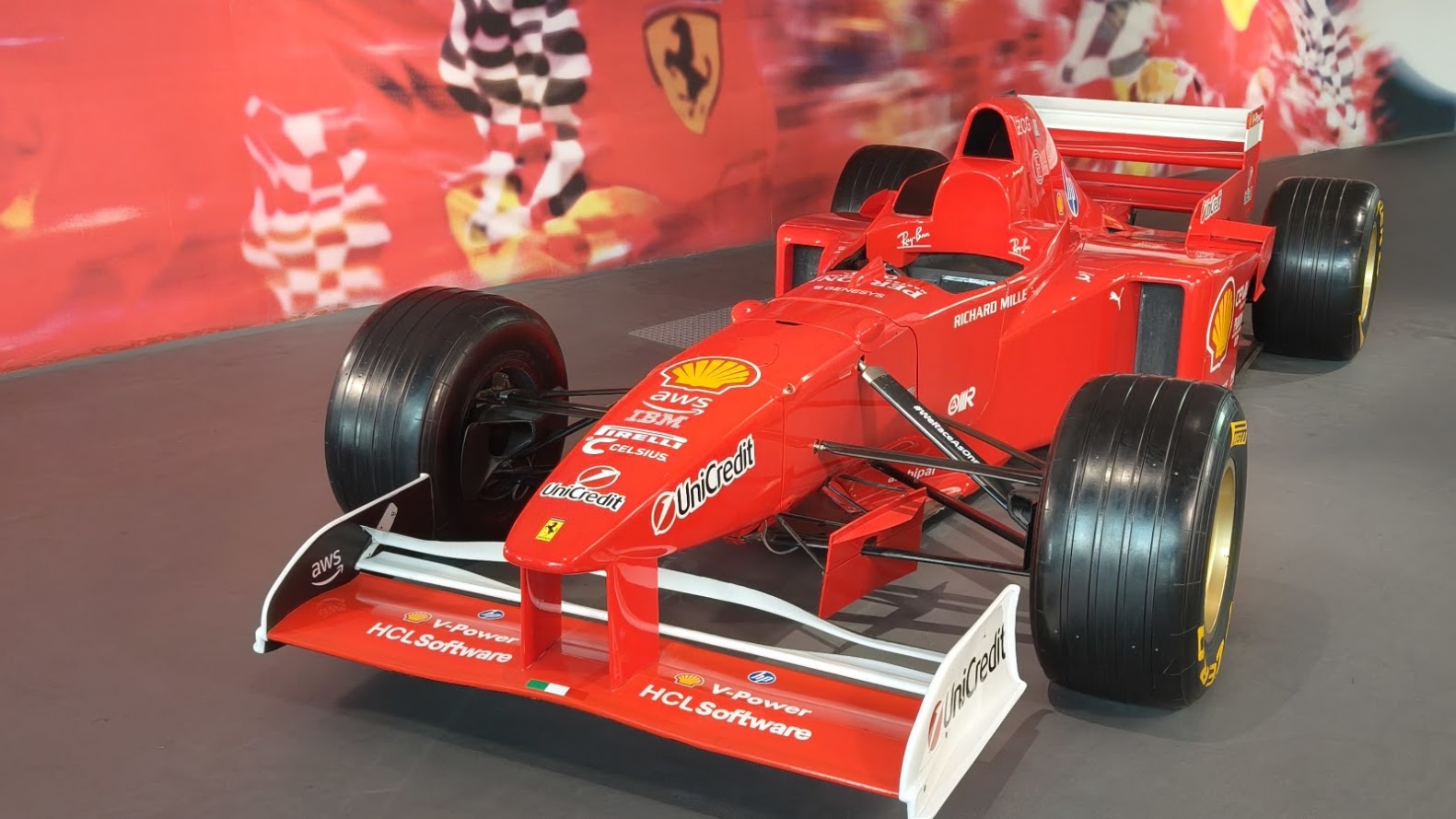 מוזיאון פרארי אבו דאבי אי יאס Ferrari World Yas Island Abu Dhabi 