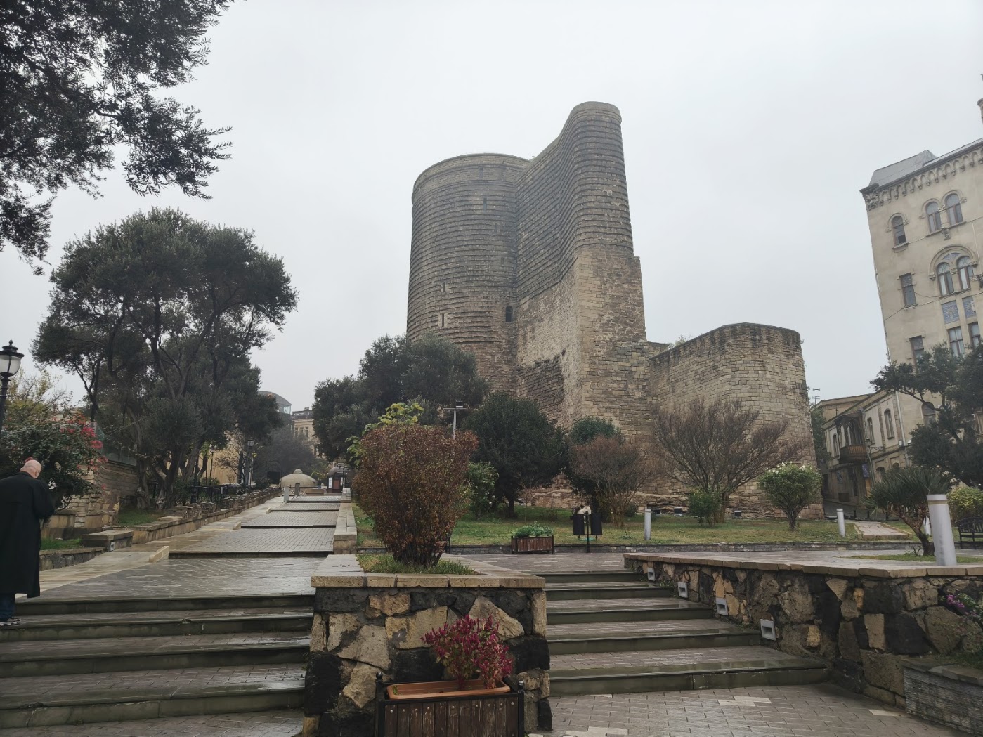 מגדל הבתולה בכניסה לעיר העתיקה של באקו