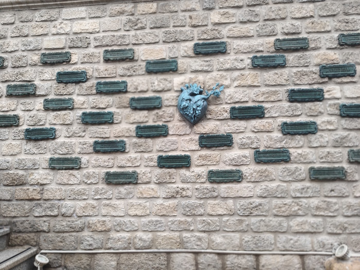 לוחות נחושת על הקיר החיצוני של בית המושל שעליהם שורה מתוך שיר אהבה. ביניהם יש גם שלט בשפה העברית