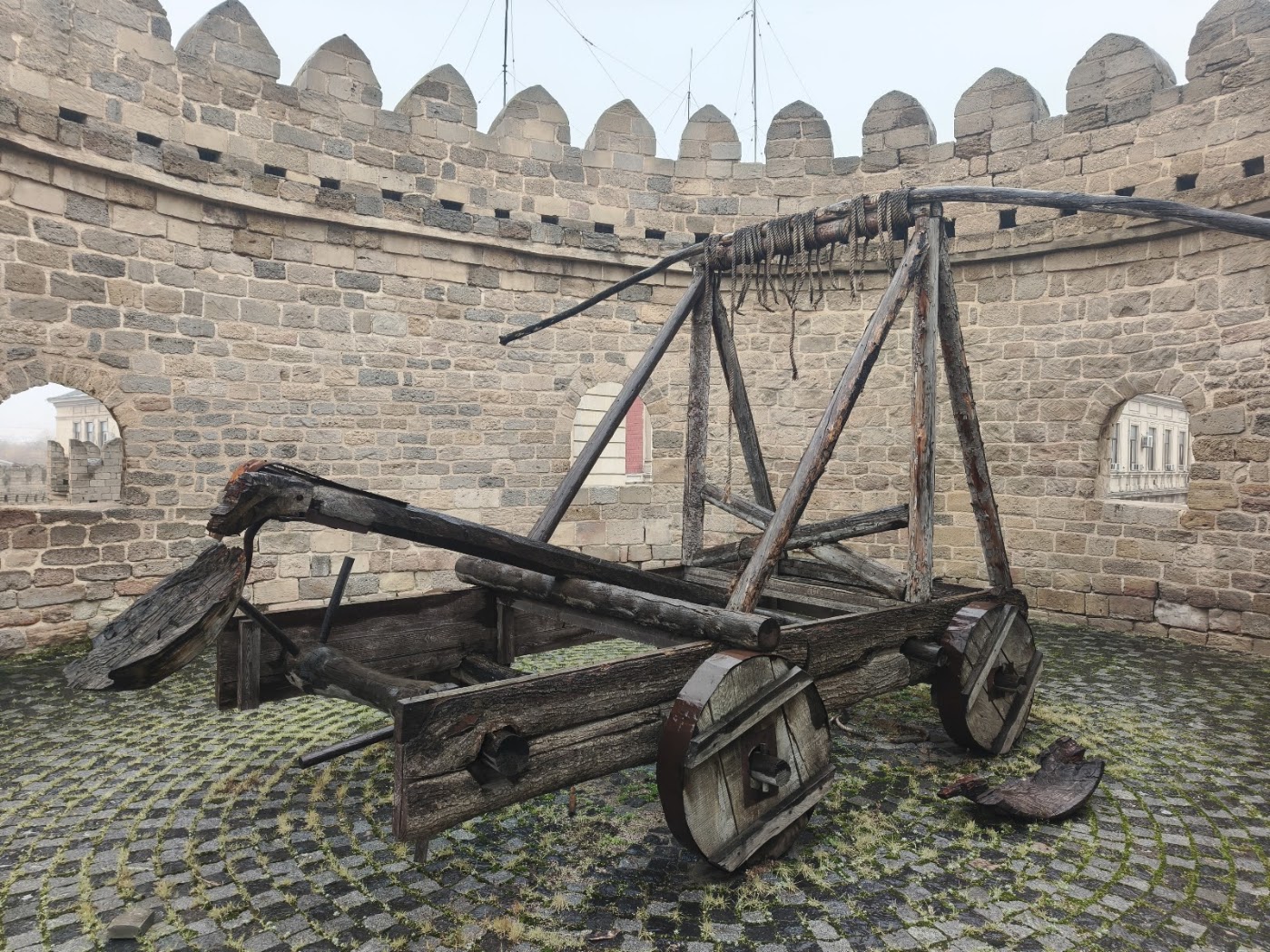 תותח בליסטראות עתיק מוצב ברחבה על החומה העתיקה