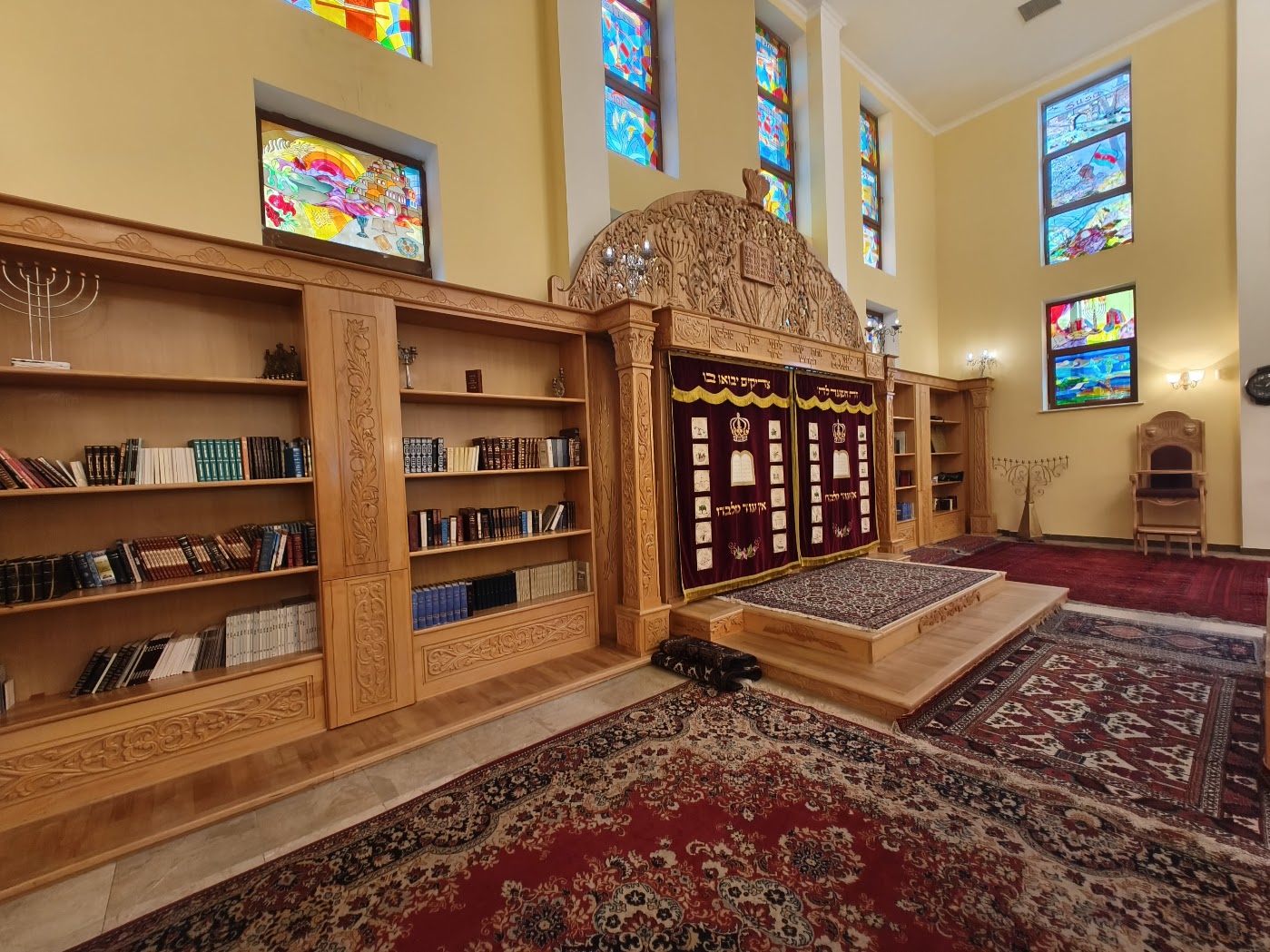 ארון הקודש בבית הכנסת של יהודי ההרים עם הרצפה המכוסה בשטיחים יקרים