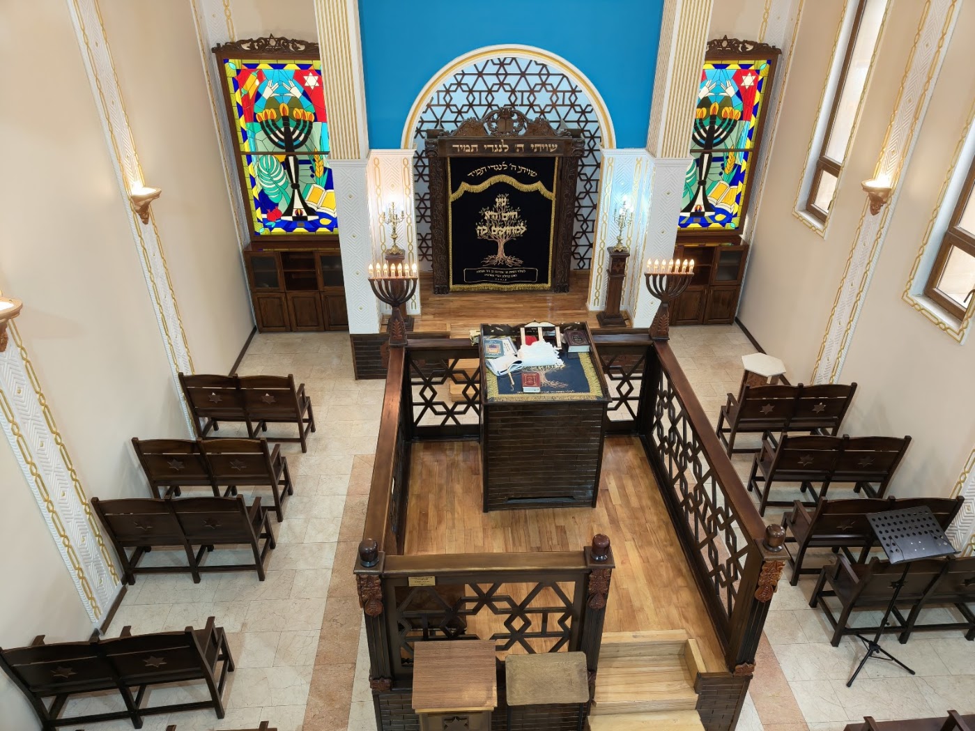 מראה בית הכנסת הספרדי גיאורגי במבט מעזרת הנשים