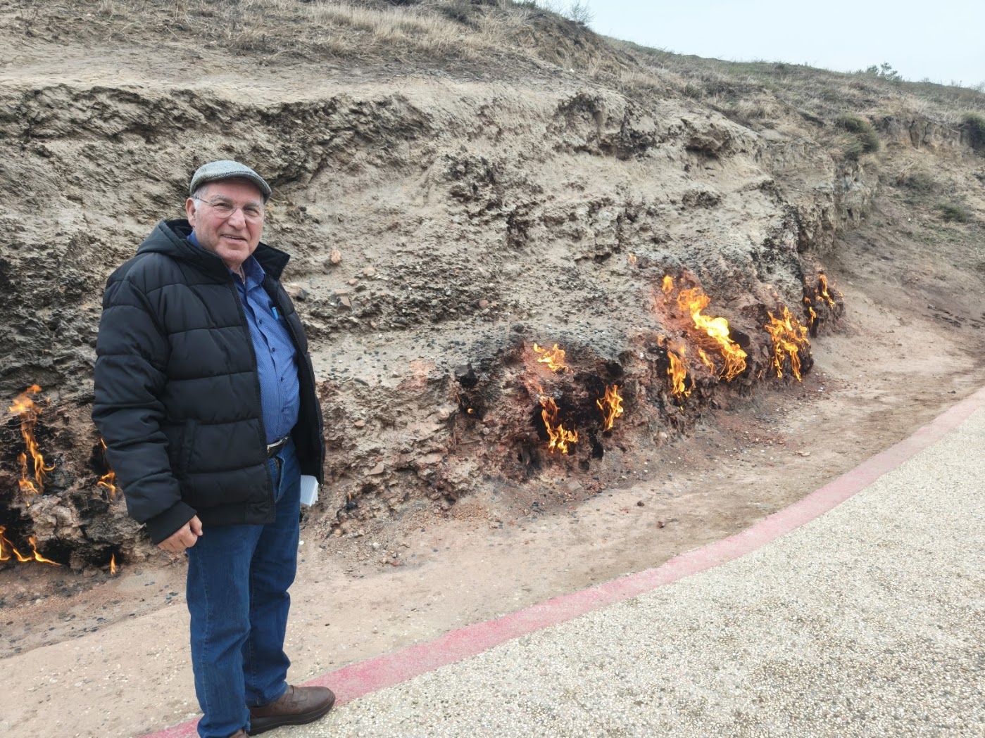 אש בוקעת ממעבה האדמה בהר האש יאנאר דאג