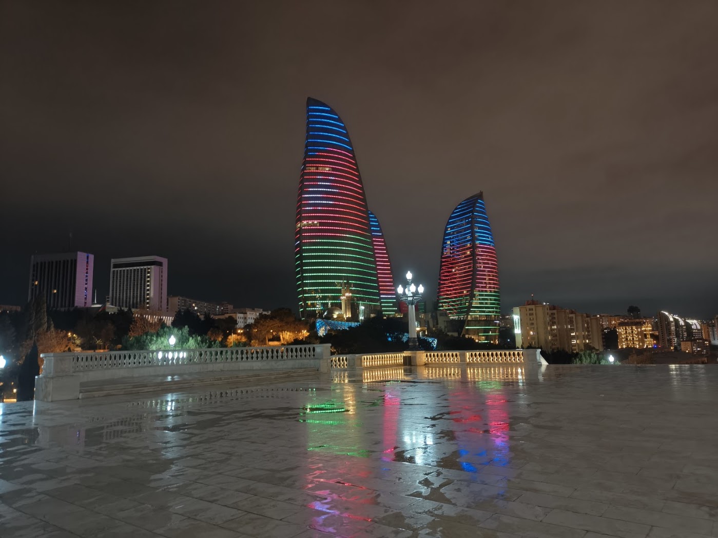 מגדלי הלהבה מוארים בצבעי דגל אזרבייג'ן