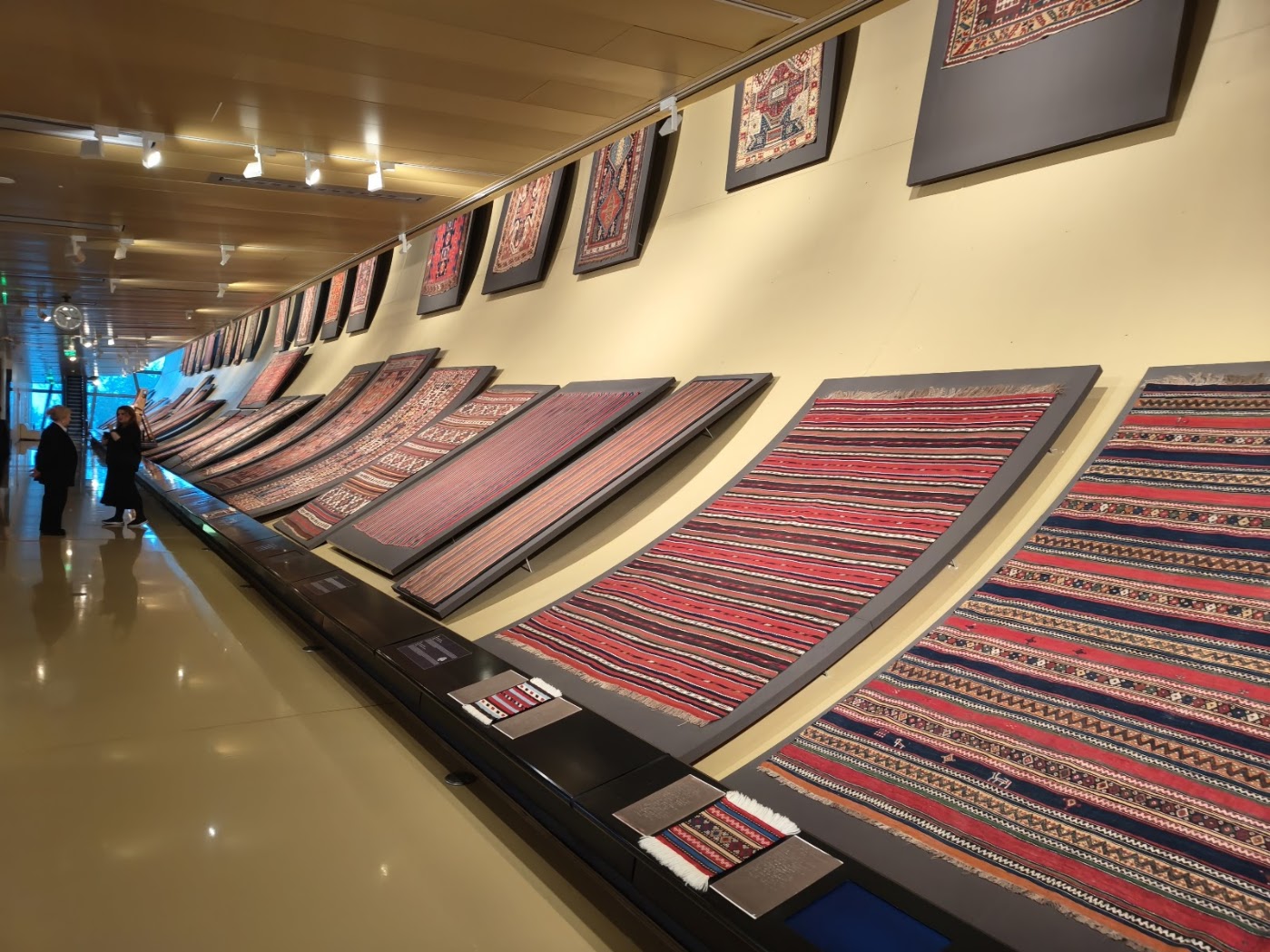 שטיחים פרוסים על הקירות בתוך מוזיאון השטיחים