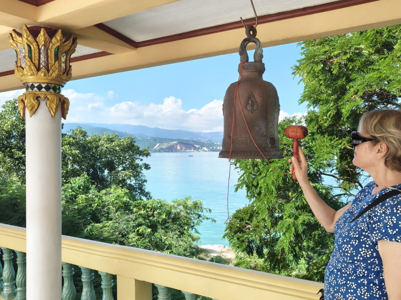 פעמוני הקשה במרפסת של פסל בודהה הגדול בקוסמוי תאילנד