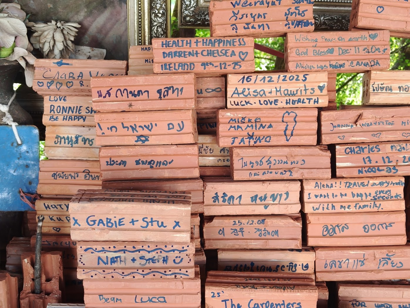 לבני בניה שישולבו בקירות הל המקדש החדש עם שמות תורמים. קוסמוי תאילנד