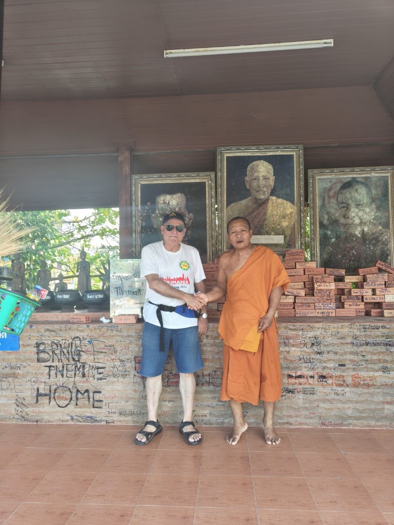 הנזיר שאוסף תרומות לבניה של מקדש חדש בקוסמוי תאילנד