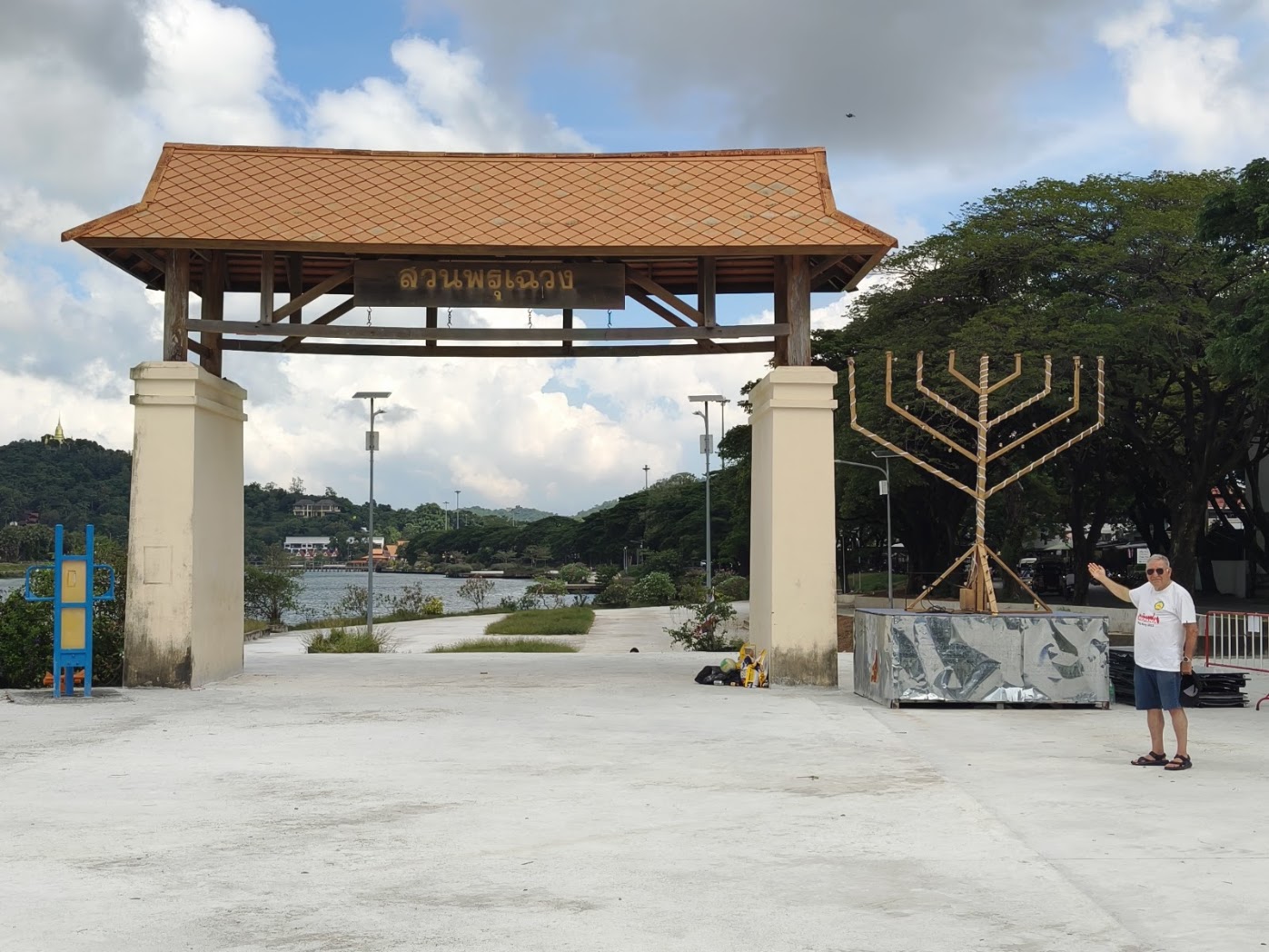 חנוכיה גדולה של חבד מוצבת בחג החנוכה על הטיילת בגדת האגם בקוסמוי תאילנד