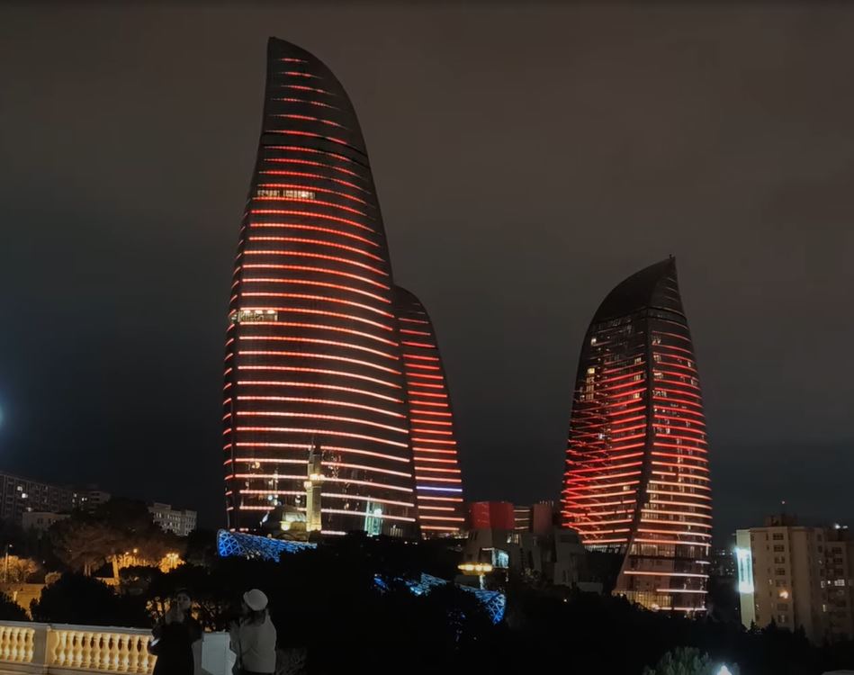 מגדלי הלהבה מוארים בלילות גם בצורות של להבות מתנועעות