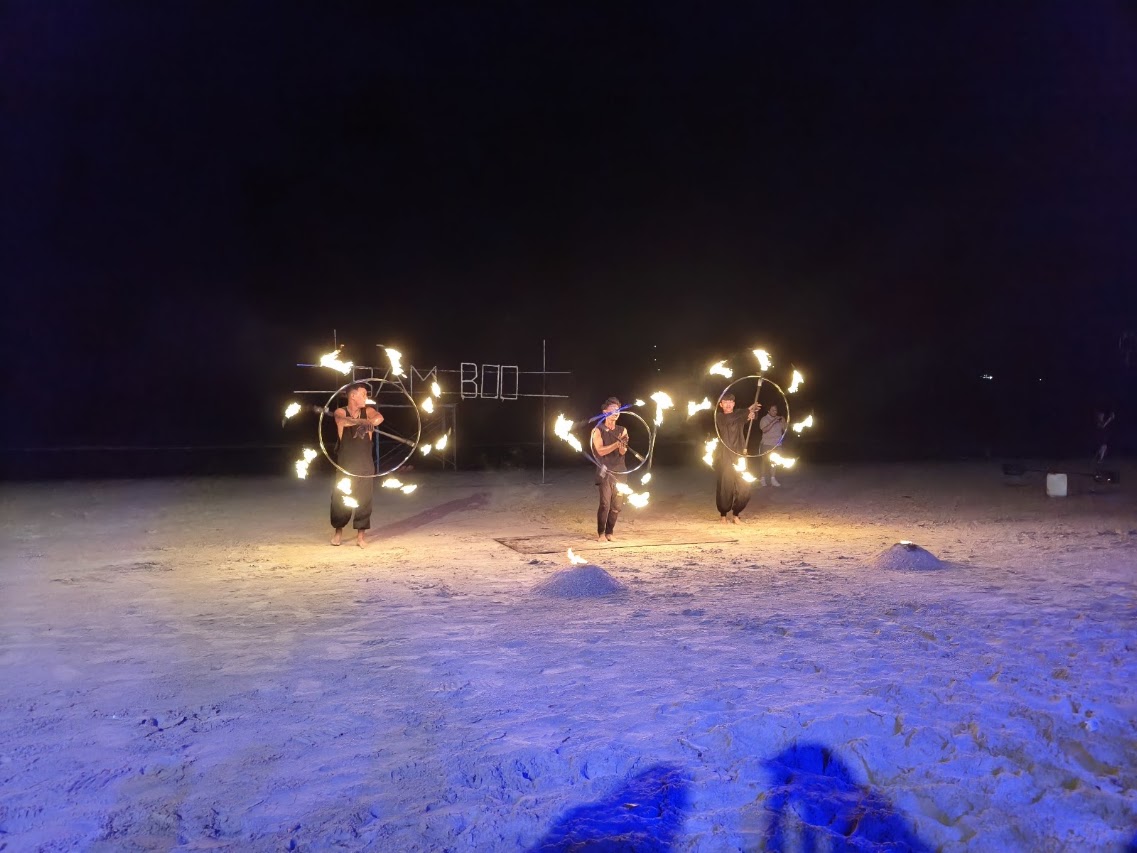 קטע ממופע אש מדהים שמתקיים מידי ערב בחוף נא נאנג בקראבי תאילנד