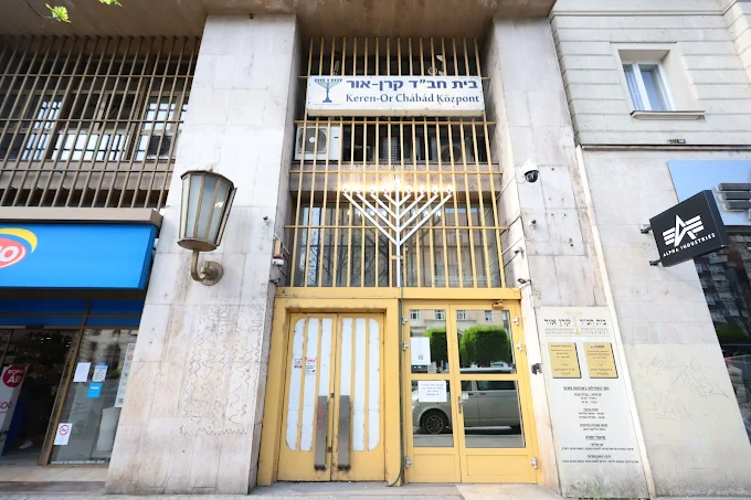 הכניסה לבית חבבד בודפשט שבו נערכות גם סעודות שבת