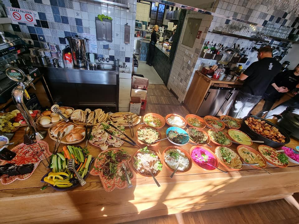 המזנון הפתוח של חומוס חמסה ליד בית כנסת הרמא