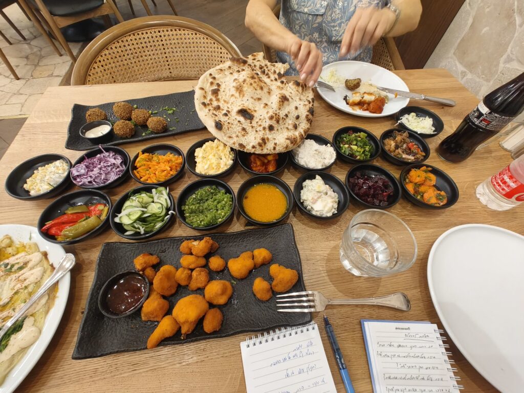 מבחר סלטים לפתיחת התיאבון במסעדת כרמלה בשרים