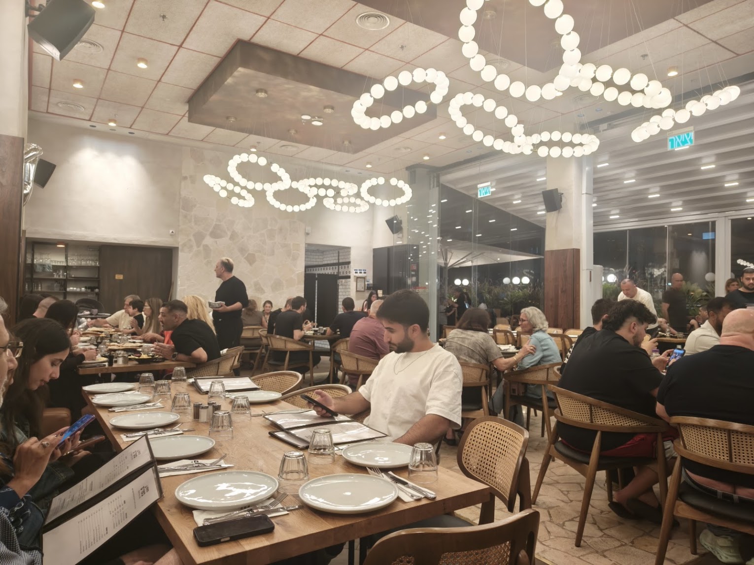 אולם המסעדה כרמלה בשרים מבפנים