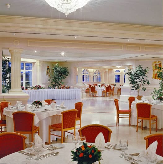 חדר האוכל של המסעדה הכשרה אפלטון במלון Blue Capsis Elite Resort