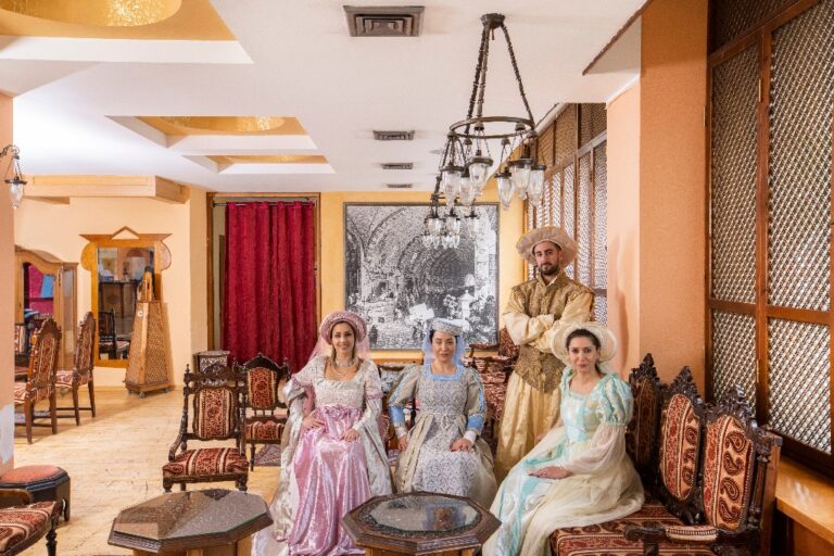 מלון הקונספט הייחודי דונה גרציה בטבריה המשלב באופן ייחודי בין בית מלון למוזיאון צילום סוזי לוינסון (29)