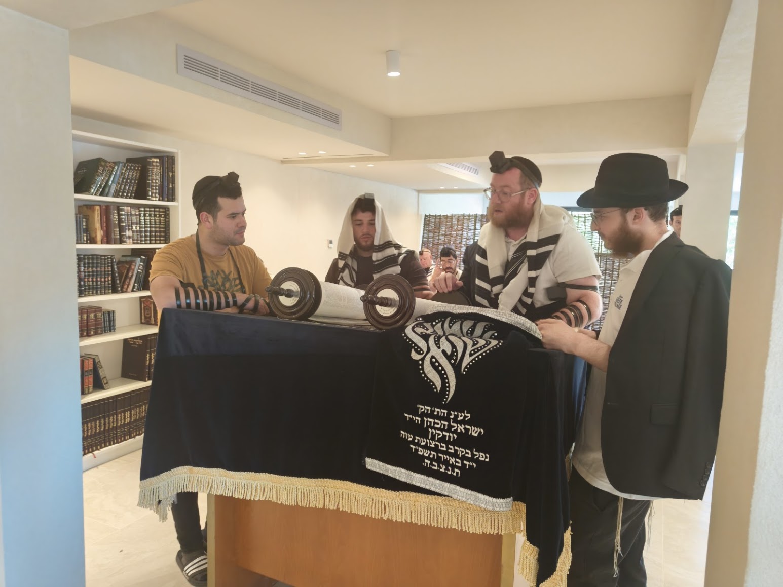תפילת שחרית בבית חבד בכפר הדייגים לאצ'י