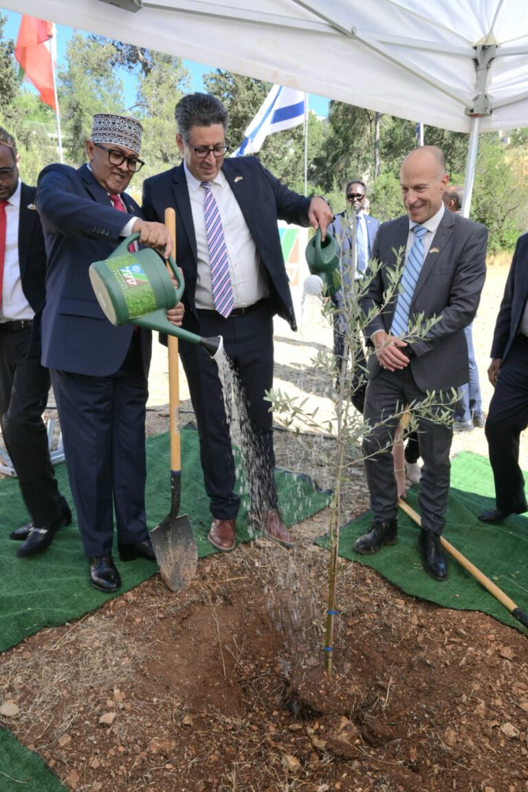 מימין לשמאל, יובל ייני, מנהל חטיבת הכספים בקק״ל, אילן שוחט, מנכ״ל קק״ל, נשיא סומלילנד, אבדירחמן מוחמד עבדילאה