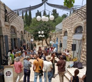 מכרז חוצות היוצר יוצא לדרך
