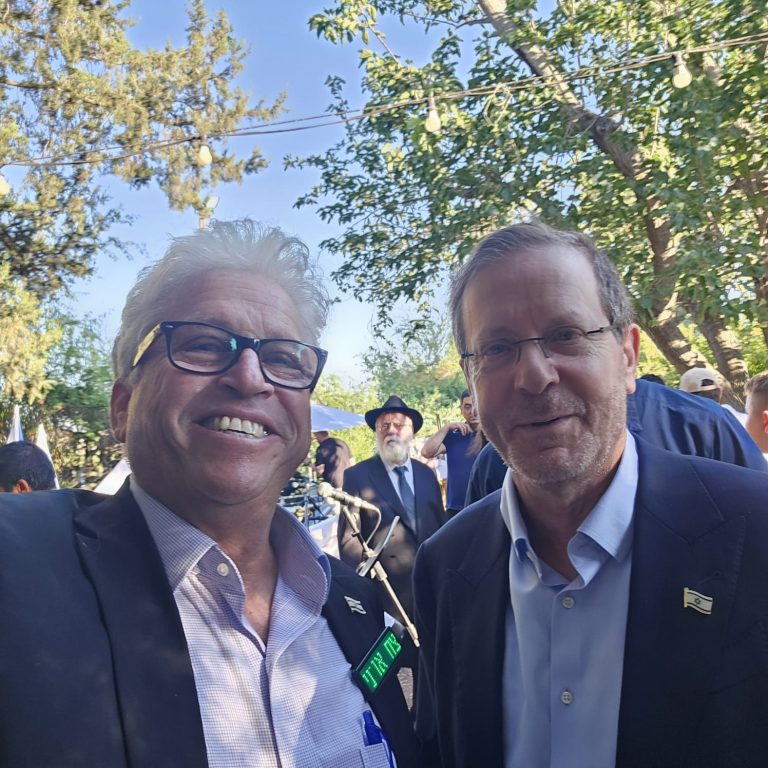 צח אורני בחברת בוג'י הרצוג צילום יהודית סטרובולסקי