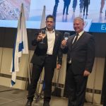 שגריר קפריסין (מימין) והשר שקלי מרימים כוסית לכבוד עצמאות קפריסין