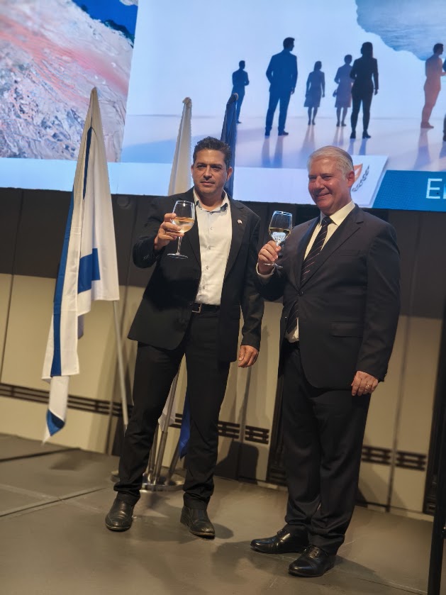 שגריר קפריסין (מימין) והשר שקלי מרימים כוסית לכבוד עצמאות קפריסין